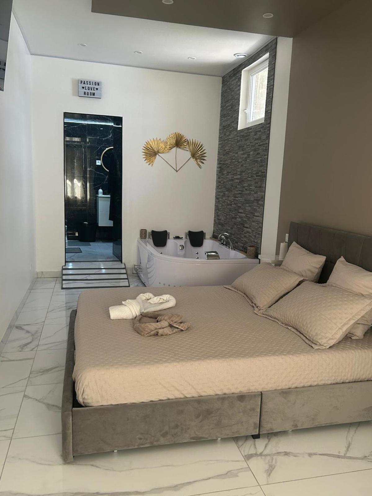Suite Gold By L Amaryllis I Jacuzzi & Sauna Prive I Centre Beziers Arrivee Autonome 외부 사진