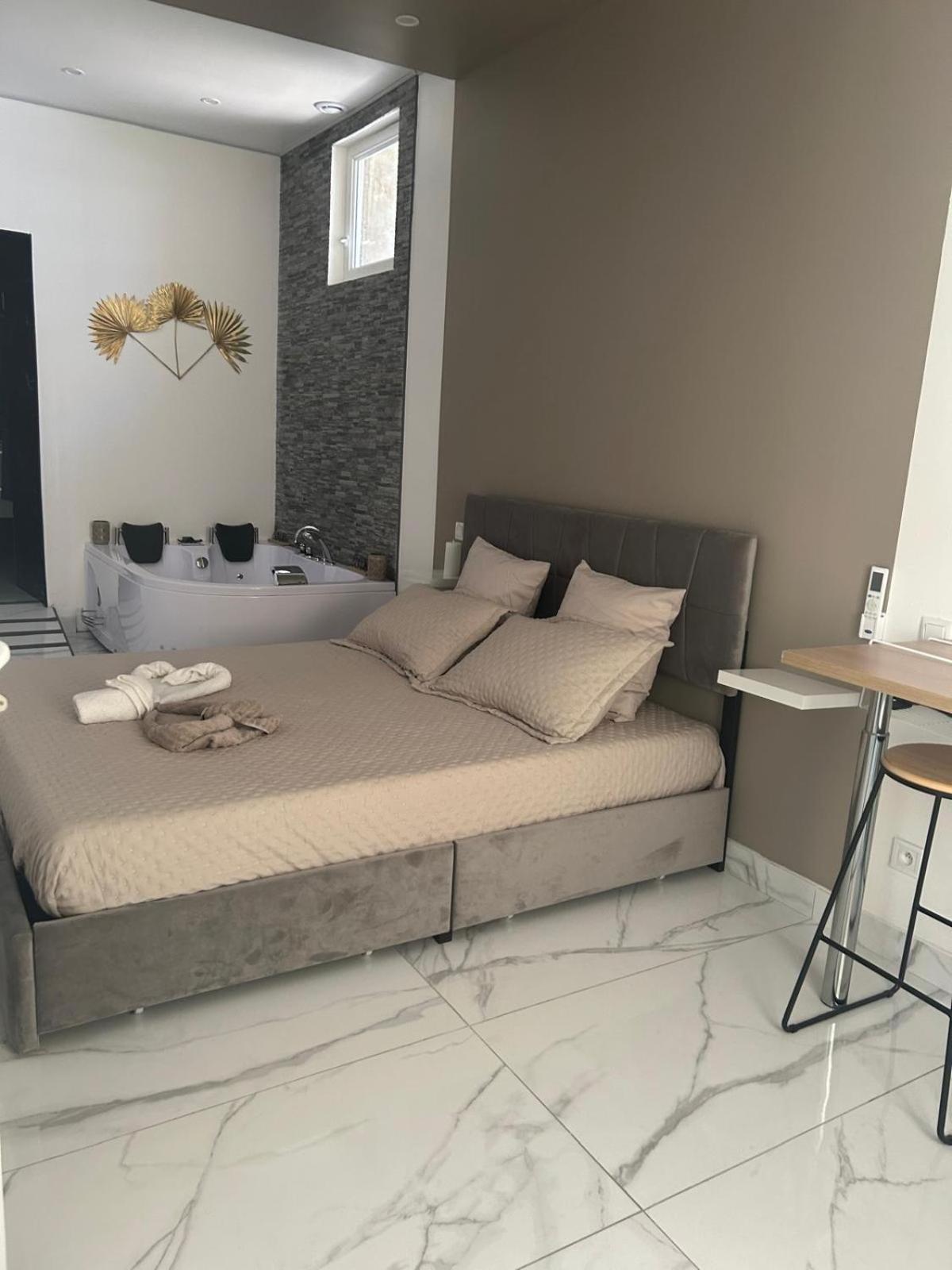Suite Gold By L Amaryllis I Jacuzzi & Sauna Prive I Centre Beziers Arrivee Autonome 외부 사진